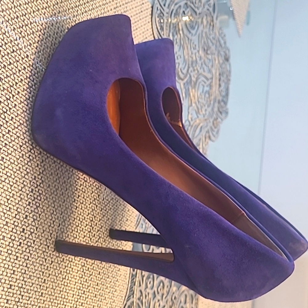 Blue velvet shoes